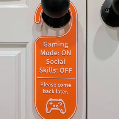 Bảng Treo Cửa “Gaming Mode On, Social Skills Off”