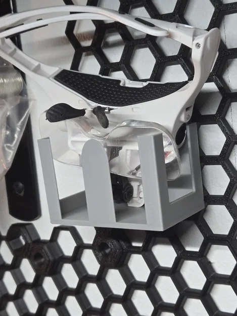Giá treo kính lúp LED và kính mát gắn bảng HWS (Honeycomb Wall) - Image 2