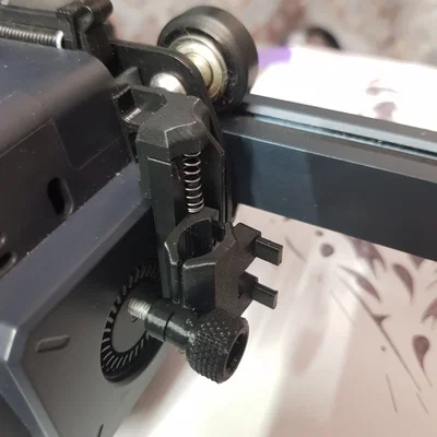 Plotter cho Elegoo Neptune 3/4 (Spring-loaded, cứng vững, kẹp bút 6–16mm)