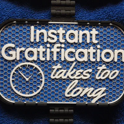 Bảng hiệu “Instant Gratification sign”