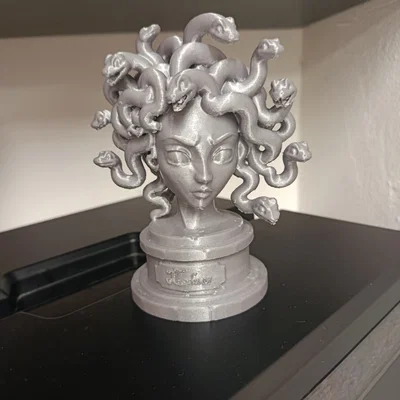 Mô hình tượng đầu Medusa ấn tượng cho góc làm việc