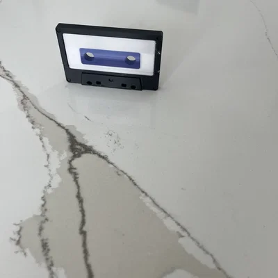 Mô hình băng cassette cổ điển (Old School Cassette Tape) trang trí