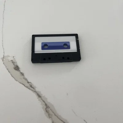 Mô hình băng cassette cổ điển (Old School Cassette Tape) trang trí