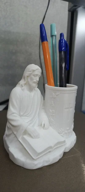 Mô hình 3D ống cắm bút Chúa Jesus đọc sách trang trí bàn làm việc - Image 2