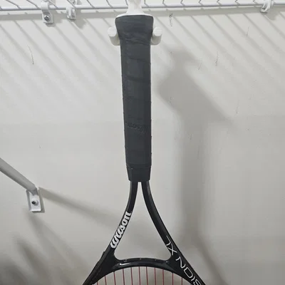 Móc treo vợt tennis cho kệ lưới sắt (Wire Shelf) - Giải pháp 3D thông minh