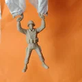 Mô hình lính nhảy dù dùng túi ni lông tái chế chơi ngoài trời - Thumbnail 1