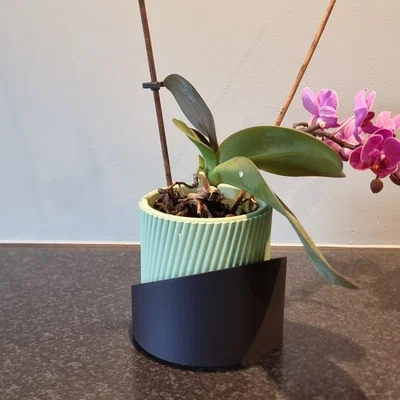 Chậu trồng cây gân sọc (Ribbed planter pot)