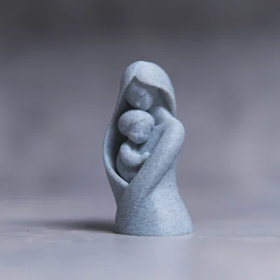 Mother – Tượng điêu khắc tối giản về tình mẫu tử