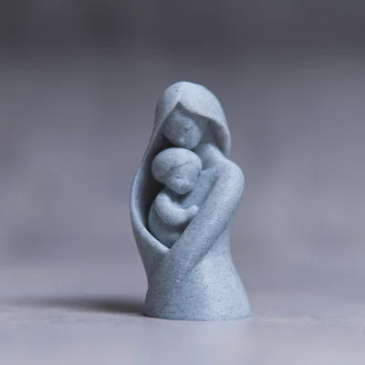 Mother – Tượng điêu khắc tối giản về tình mẫu tử