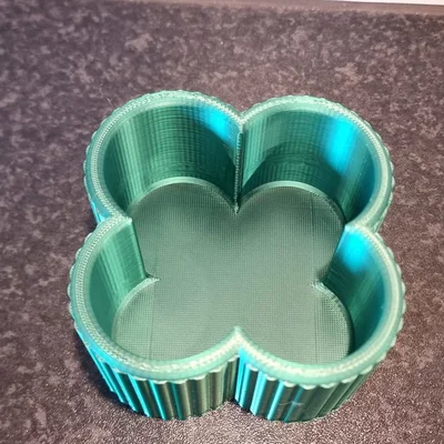 Hộp trang trí hình cỏ bốn lá (Decorative clover box)
