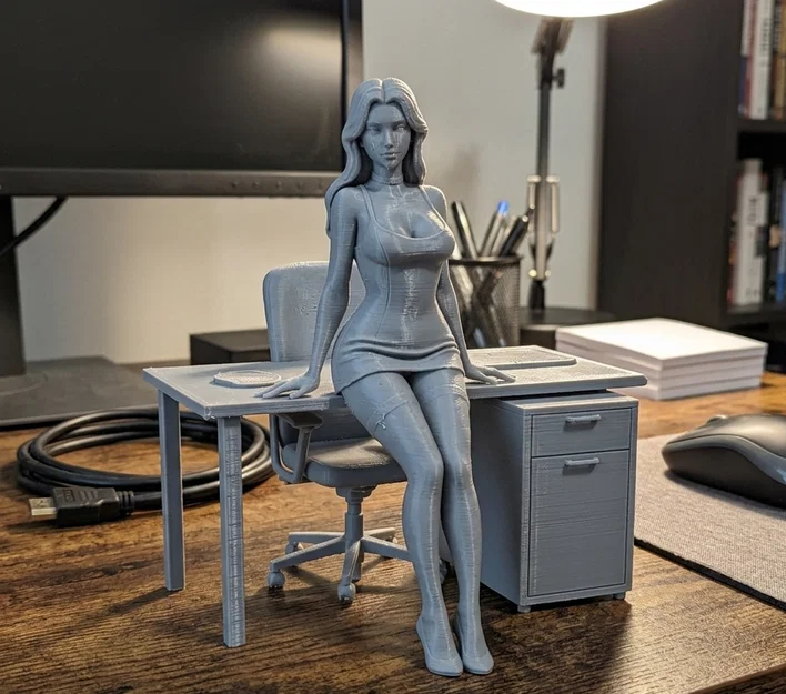 Mô hình nhân vật nữ quyến rũ ngồi trên bàn làm việc để bàn 3D - Image 1