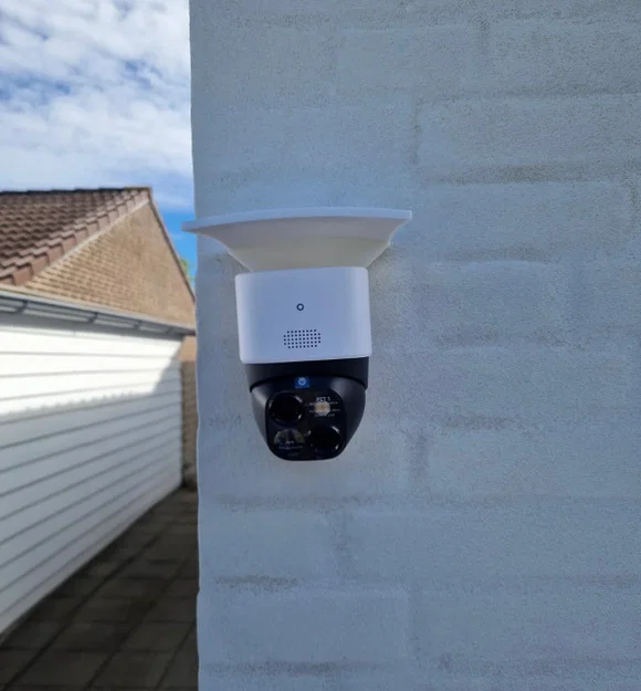 Giá treo tường có mái che bảo vệ cho camera Eufy S340 - Image 1