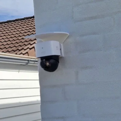 Giá treo tường có mái che bảo vệ cho camera Eufy S340