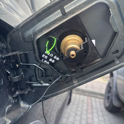 Dacia Sandero Stepway III – Ngàm giữ adapter LPG nam châm (TPU/ASA)