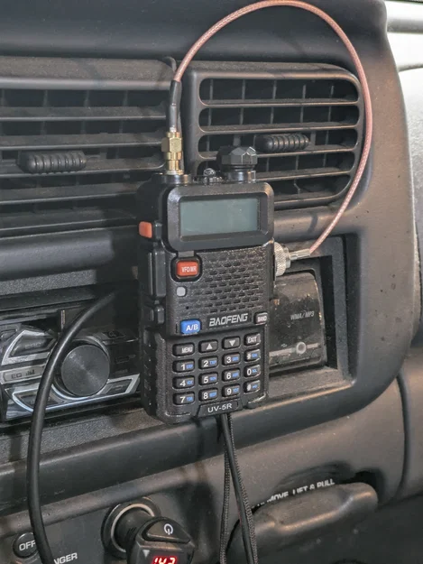 Baofeng CD Mount – Giá gắn UV-5R vào khe CD trên xe - Image 1
