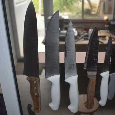 Giá đỡ dao nam châm (Magnetic knife holder) gắn tường