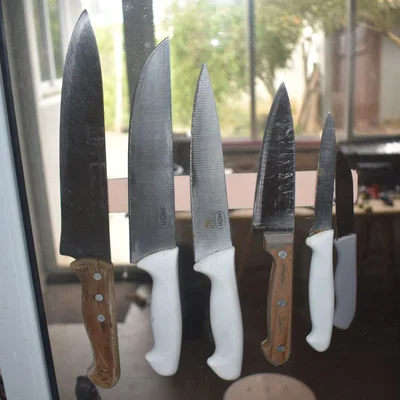 Giá đỡ dao nam châm (Magnetic knife holder) gắn tường