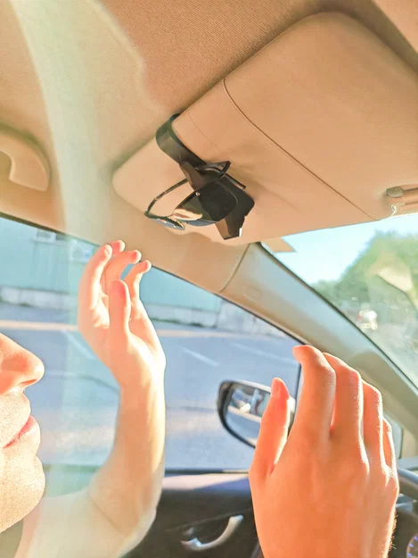 Visor Buddy – Kẹp giữ kính cho tấm chắn nắng ô tô - Image 3