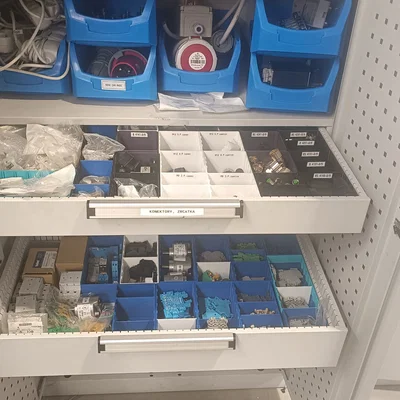 Hộp/khay chứa đồ cho ngăn kéo tủ thép xưởng (storage bins có vách ngăn)