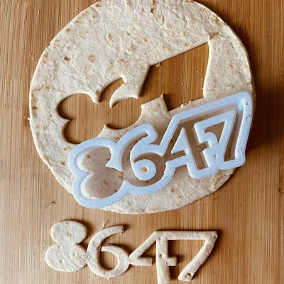 Khuôn cắt bánh hình số độc đáo - Mẫu Impeachment Cookie Cutter