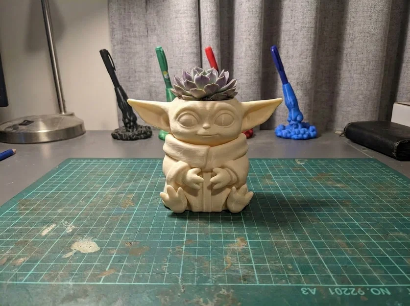 Chậu cây Baby Yoda lấy cảm hứng – Grogu dáng ngồi (planter pot trang trí) - Image 4