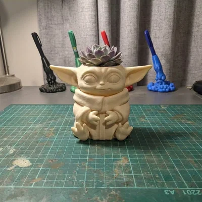 Chậu cây Baby Yoda lấy cảm hứng – Grogu dáng ngồi (planter pot trang trí)