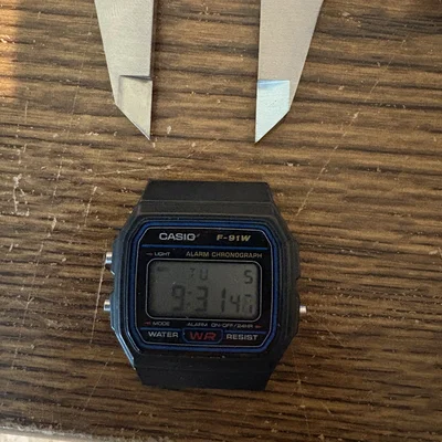 Giá treo đồng hồ Casio F-91W trên bảng Multiboard siêu tiện lợi