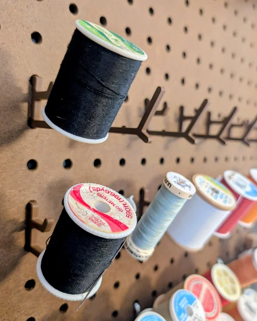 Giá Treo Cuộn Chỉ May Gắn Bảng Pegboard Tiện Dụng Cho Góc May Vá - Image 1