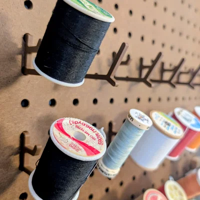 Giá Treo Cuộn Chỉ May Gắn Bảng Pegboard Tiện Dụng Cho Góc May Vá