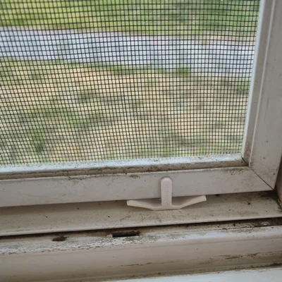 Kẹp giữ lưới cửa sổ (Window Screen Retainer Clip)
