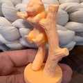 Mô hình gấu trúc đỏ (Red Panda) bám trên cành cây trang trí bàn - Thumbnail 5