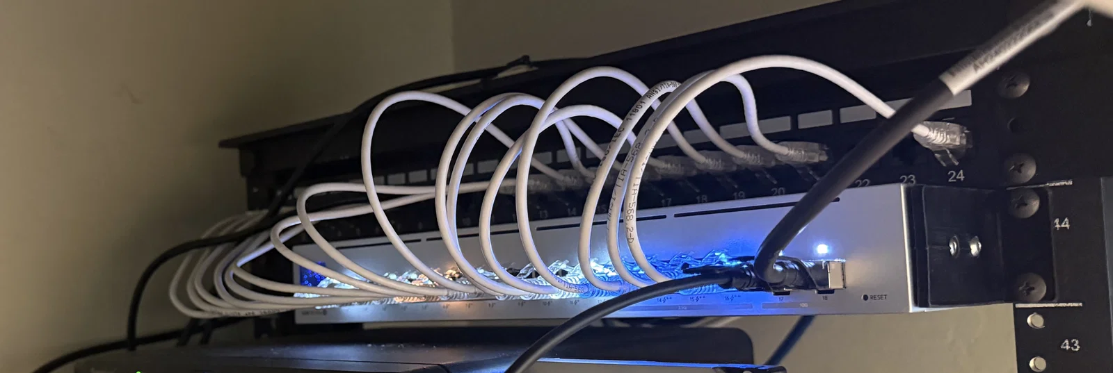 Ngàm gắn rack Ubiquiti USW Pro Max 16 PoE (Offset 75mm) - Image 1