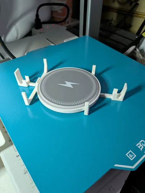 Giá đỡ sạc điện thoại và bộ sạc không dây in 3D gọn gàng - Image 1