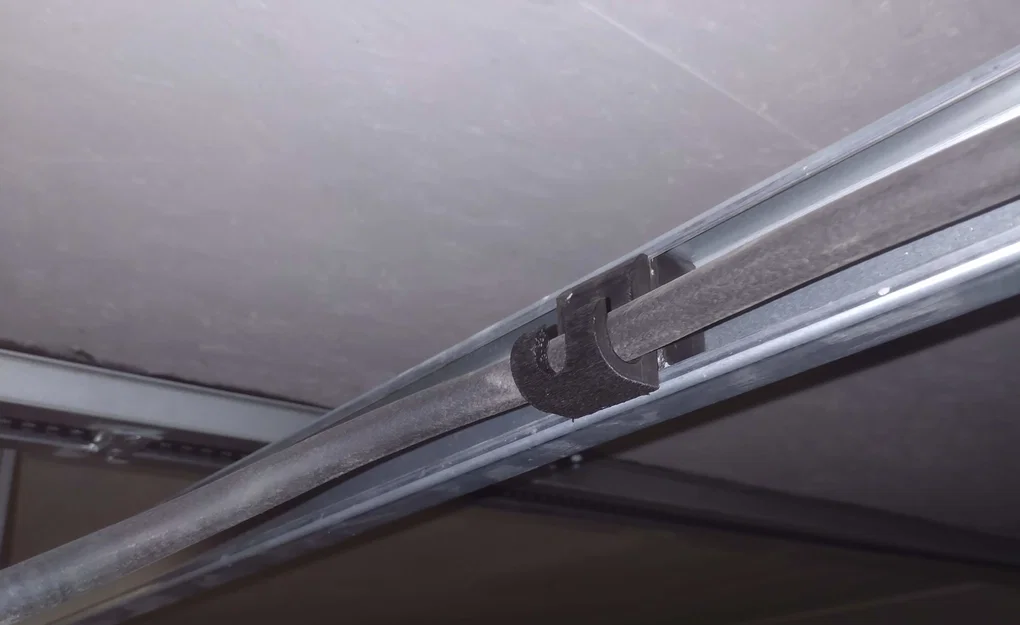 Giá treo dây sạc xe điện Wallbox cho cửa gara Hörmann - Image 1