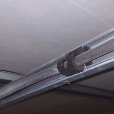 Giá treo dây sạc xe điện Wallbox cho cửa gara Hörmann