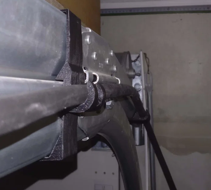 Giá treo dây sạc xe điện Wallbox cho cửa gara Hörmann - Image 2