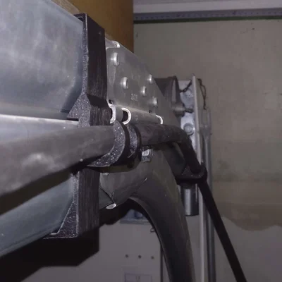 Giá treo dây sạc xe điện Wallbox cho cửa gara Hörmann