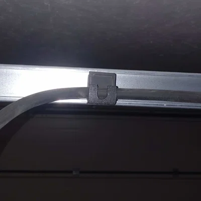Giá treo dây sạc xe điện Wallbox cho cửa gara Hörmann