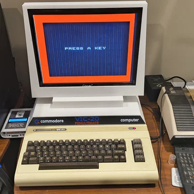 Chân đế phong cách PET cho Commodore VIC-20