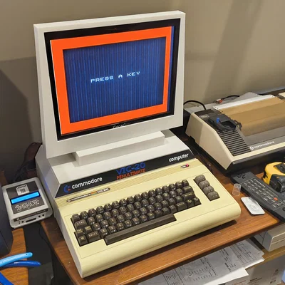 Chân đế phong cách PET cho Commodore VIC-20