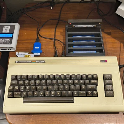 Chân đế phong cách PET cho Commodore VIC-20
