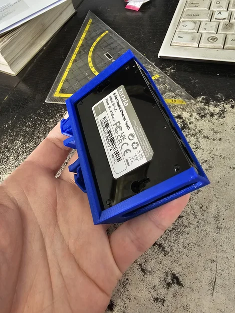 Ngàm gắn DIN Rail cho Switch mạng Tenda SG105 - Image 1