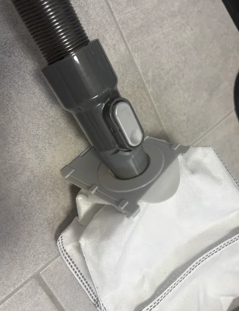 Đầu chuyển đổi Dyson để vệ sinh và hút sạch túi đựng bụi - Image 1