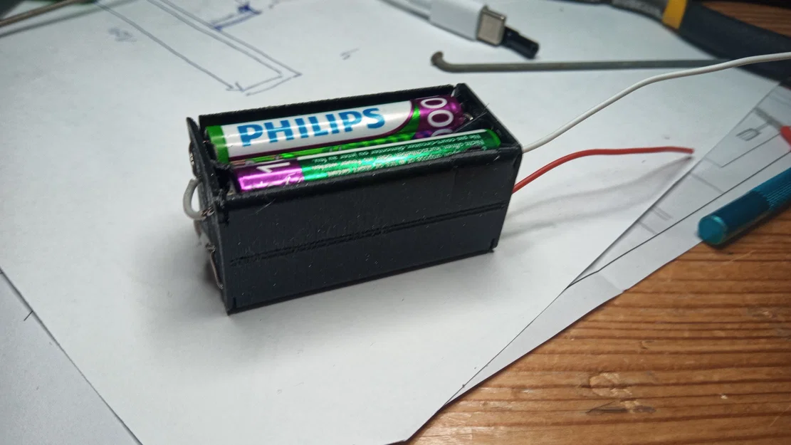 Đế đựng 4 pin AAA thiết kế siêu mỏng - Image 1