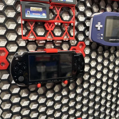 Giá treo máy PSP 2000 lên bảng treo tường HCSW tiện lợi