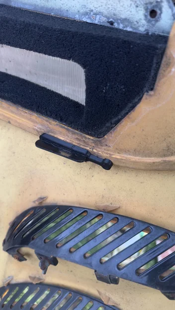 Kẹp kính chắn gió cho Ski-Doo S Chassis (windsheild clips) - Image 1