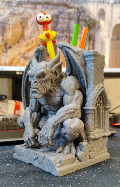 Kẹp bút gargoyle cánh gập (Folded-wing gargoyle pen holder) - Image 1