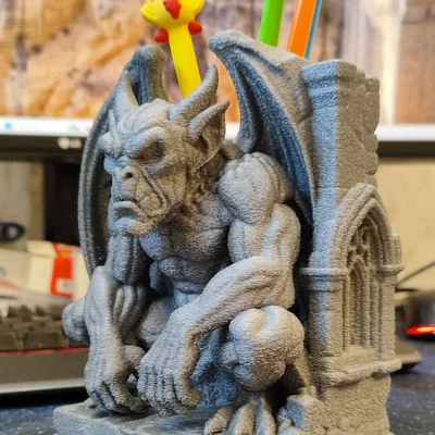 Kẹp bút gargoyle cánh gập (Folded-wing gargoyle pen holder)