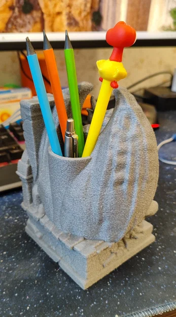 Kẹp bút gargoyle cánh gập (Folded-wing gargoyle pen holder) - Image 2