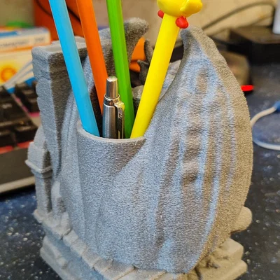 Kẹp bút gargoyle cánh gập (Folded-wing gargoyle pen holder)